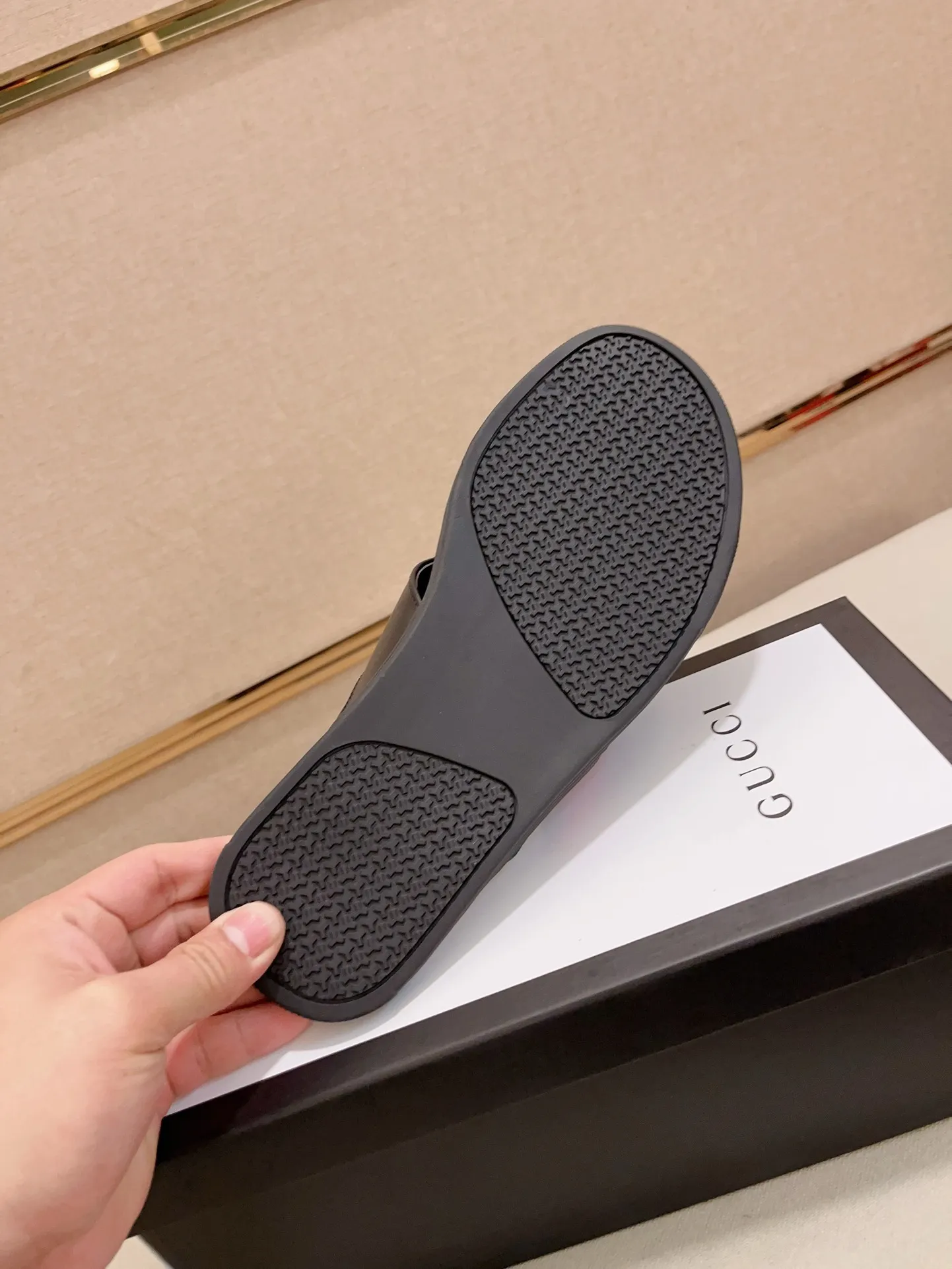 Men's shoes 💰: 240💰 [gucci Gucci slippers] High-end men's shoes brand official website 1:1 latest masterpiece: original mold customization, the fabric is made of imported original materials, upgraded outsole, lighter and non-slip. The market's top quality, simple yet tasteful, a must-have for fashionistas, fashionable at your feet, full of confidence, the same style at the counter 👍The season of summer slippers is here. Code: 38-45